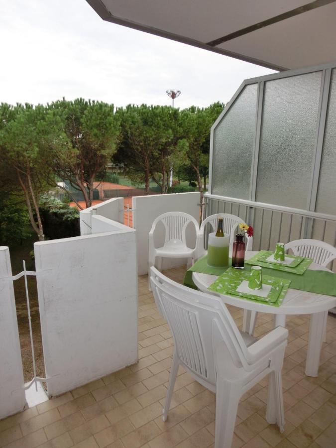 House With Balcony And Swimming Pool Apartment