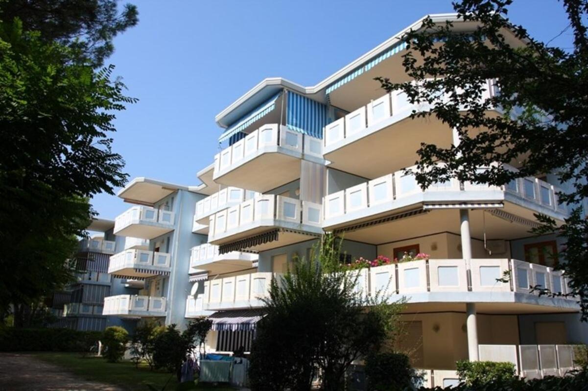 Apartment House With Balcony And Swimming Pool *